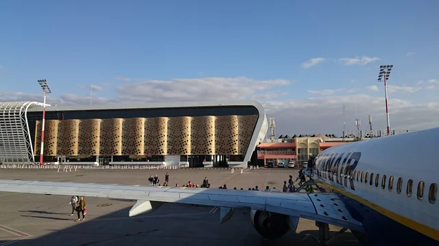 Terminal de Marrakech-Menara vista desde la zona de pistas, con aviones