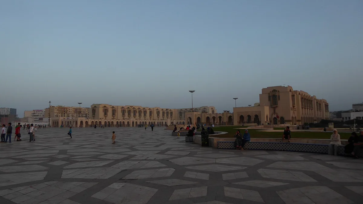 Patio abierto del complejo Hassan II en Casablanca